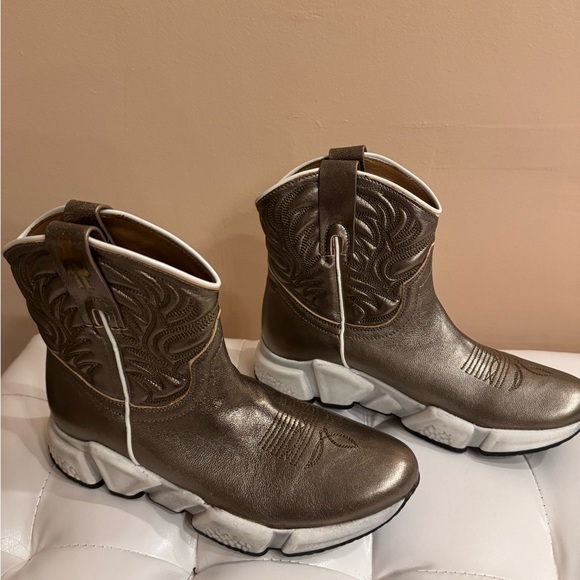 Texas Robot woman’s Metallic Brown Boots. Very narrow. True to size 5.5 - 6. - Picture 6 of 9